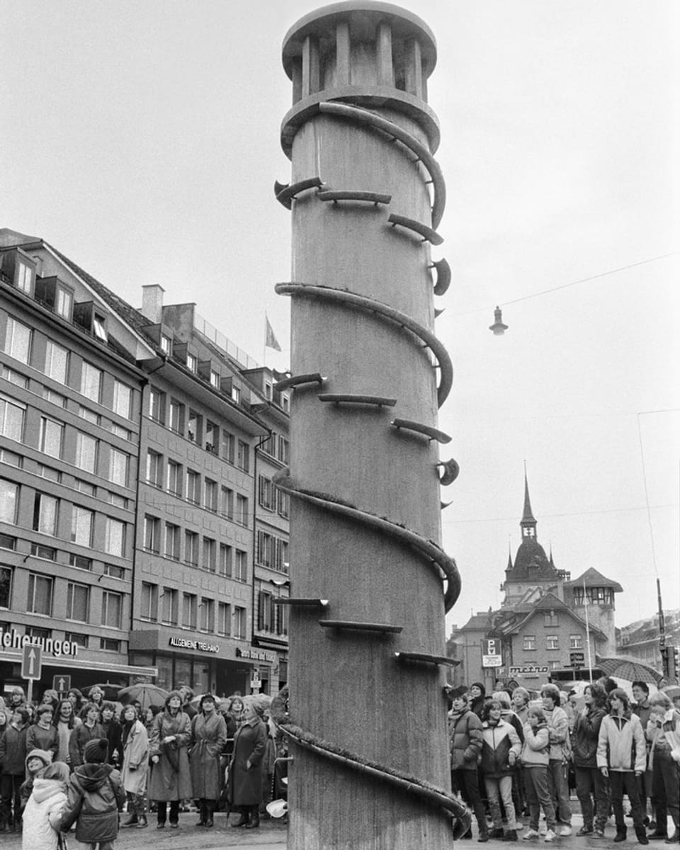 Der Oppenheimbrunnen bei seiner Einweihung, noch ohne Moos und Tuffstein.