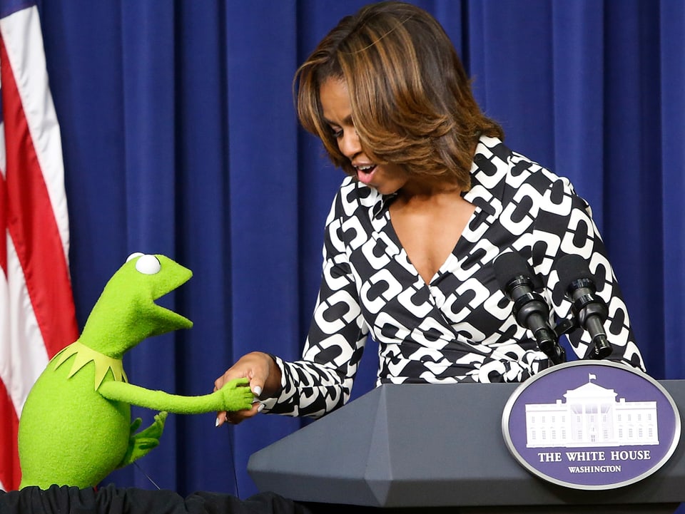 Michelle Obama (rechts) mit Kermit, dem Frosch aus der Muppet-Show