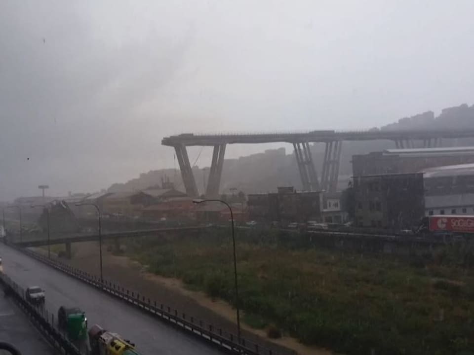 Brücke mit abgestürztem Abschnitt in Genua.