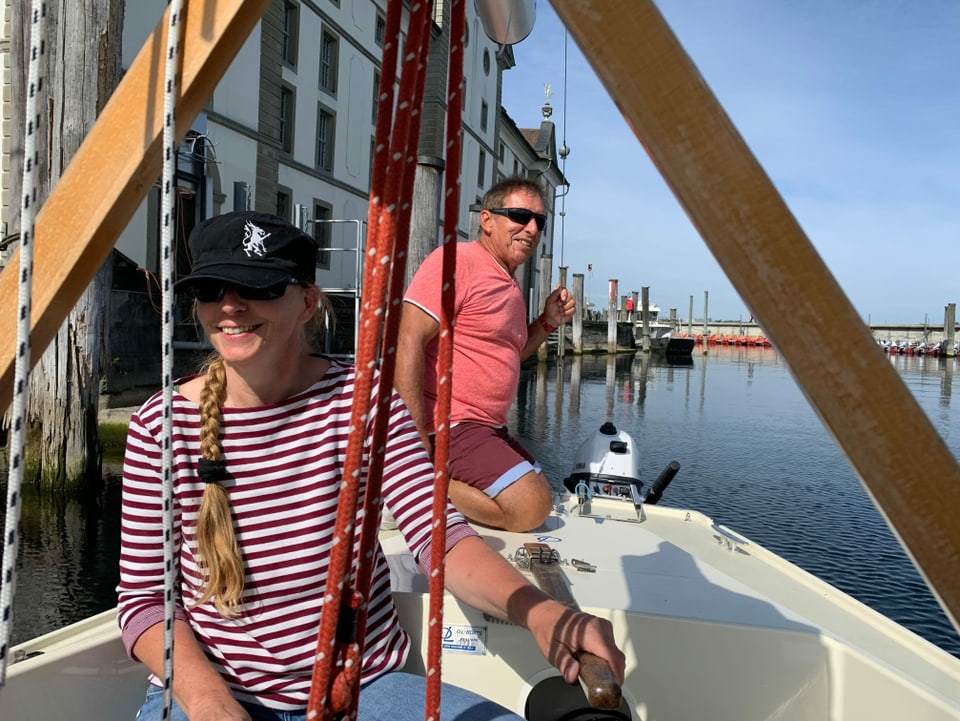 Ein Fahrlehrer und eine Segelschülerin verlassen mit dem Boot den Hafen von Rorschach.
