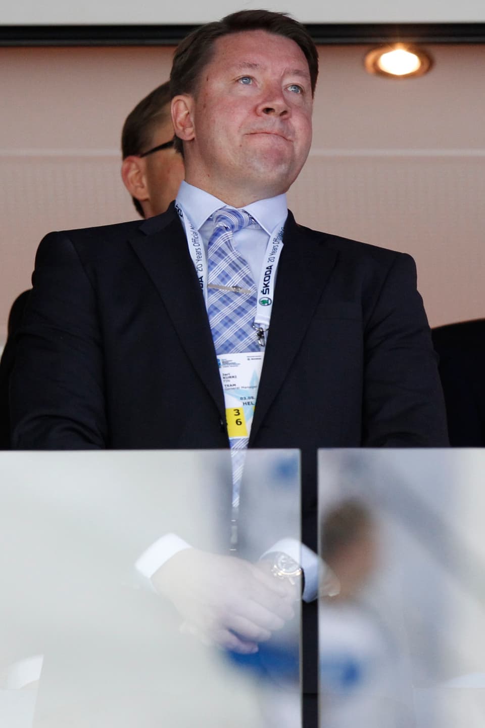 Jari Kurri, General Manager von Jokerit Helsinki, steht im Stadion.