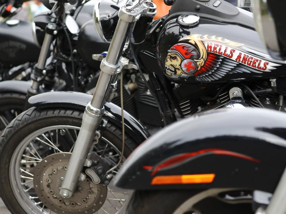 Ein Motorrad mit dem Schriftzug der Hells Angels.