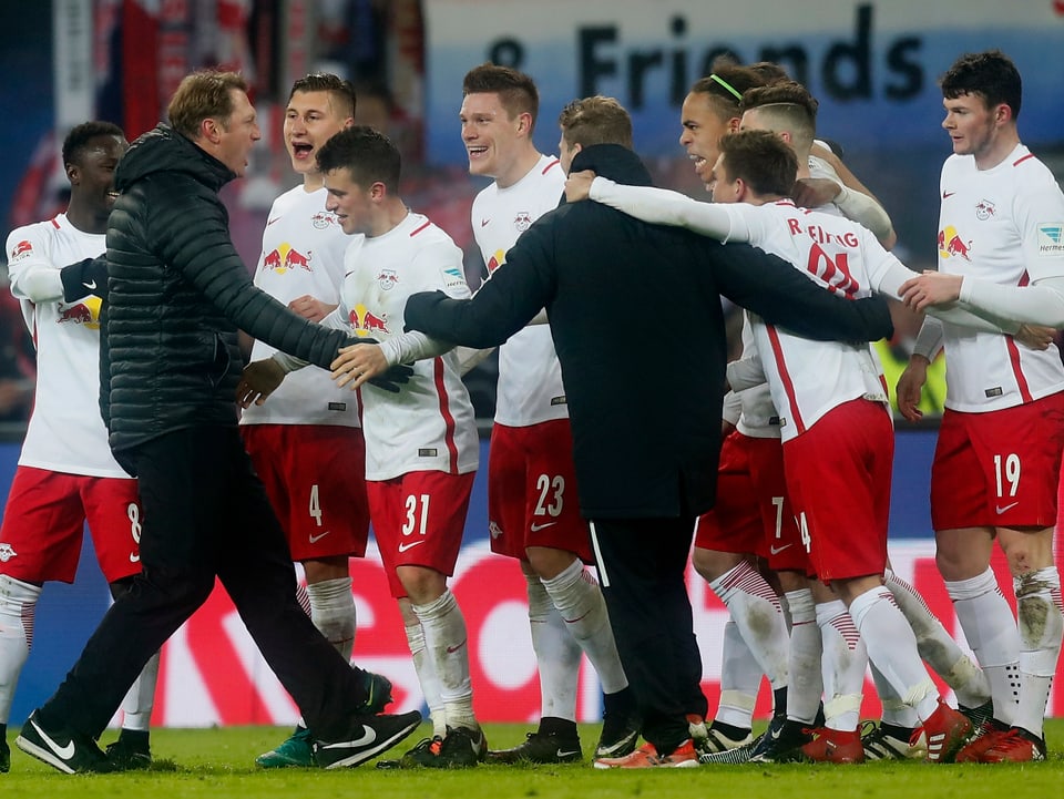 Leipzigs Team jubelt mit Trainer Ralph Hasenhüttl