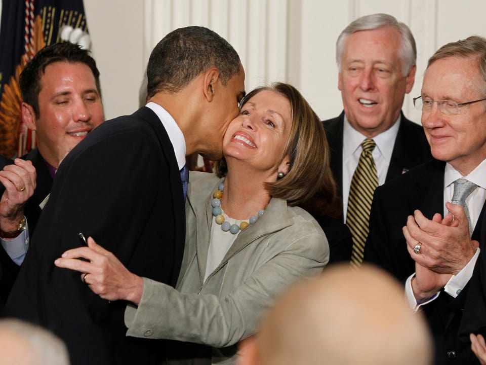 Obama küsst Pelosi auf die Wange.