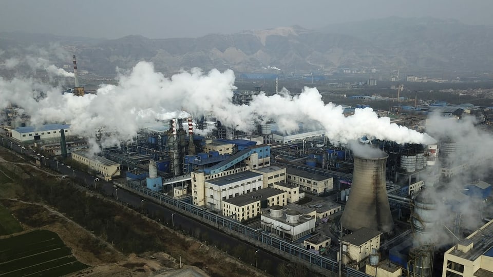 Rauch steigt aus Kohleverarbeitungsanlage auf