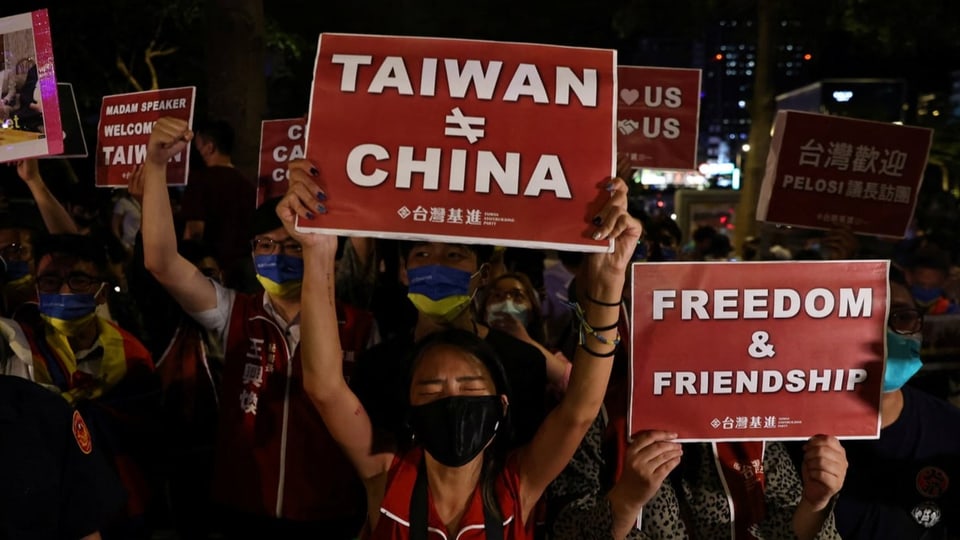 Taiwanerin hält Schild hoch mit «Taiwan ist nicht China» -Aufschrift