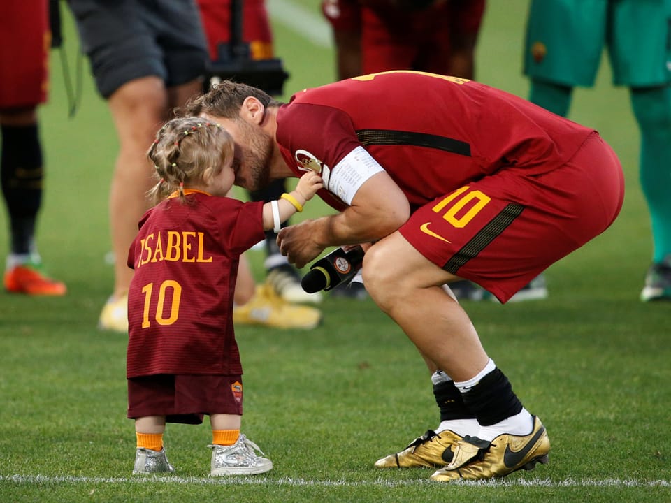 Totti mit seiner kleinen Tochter Isabel.