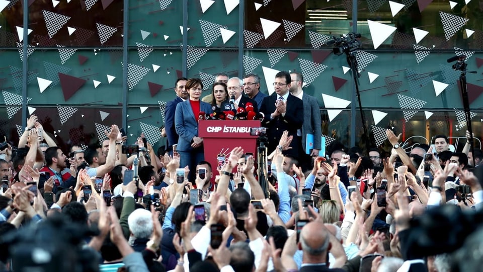 Menschenmenge, Bühne und genannte Personen am Podium.