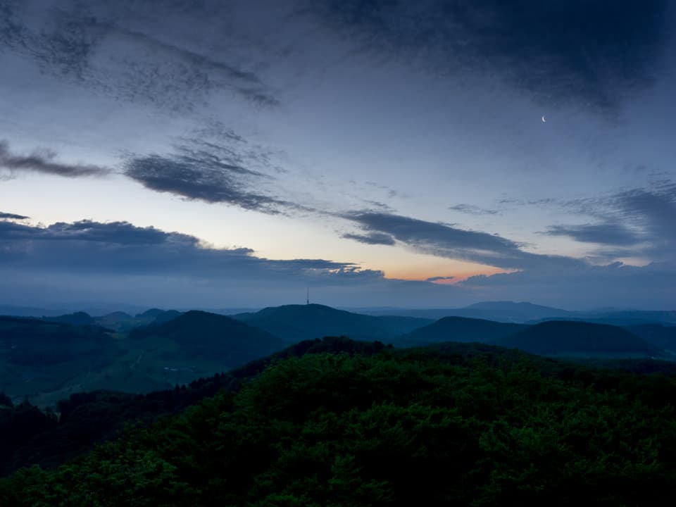 Spektauläre Wolkenformationen im Morgenhimmel. 