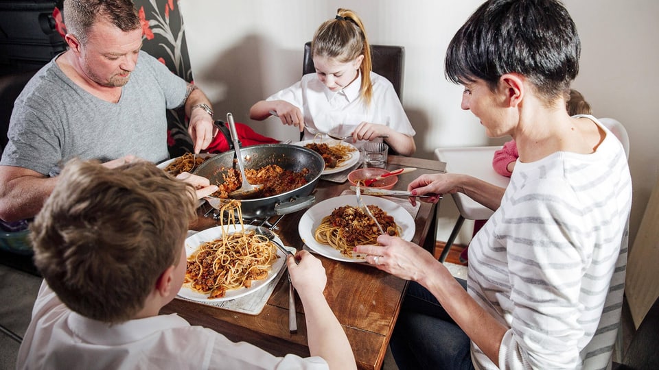 Familie am Esstisch