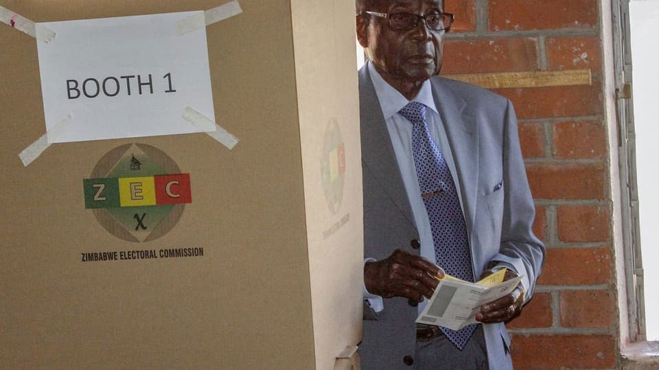 Präsident Mugabe nach seiner Stimmabgabe.