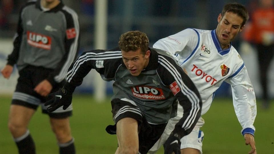 Zwischen 2001 und 2002 war Marco Streller bei Concordia Basel engagiert. Hier misst er sich im Cup 2001 mit Basels Sebastien Barberis.