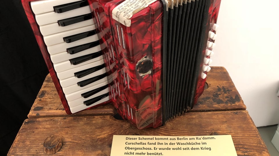 Handorgel auf einem alten Schemel.