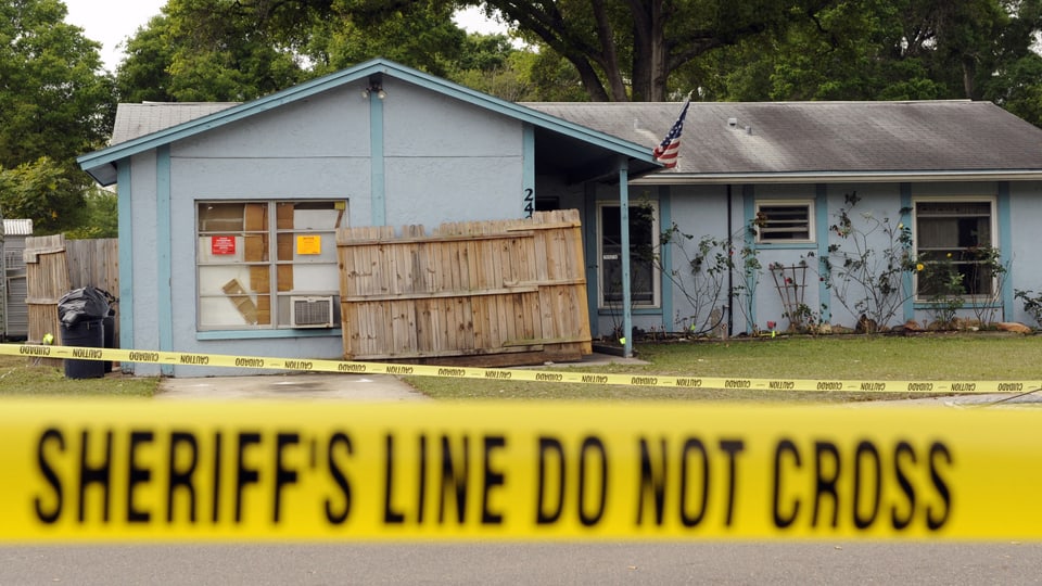 Haus in Seffner, Florida, unter dessen sich ein Sinkloch aufgetan und einen Mann verschluckt hat. (reuters)