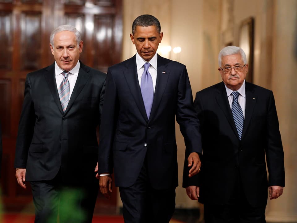 Netanjahu, Obama und Abbas in einer Reihe gehend.