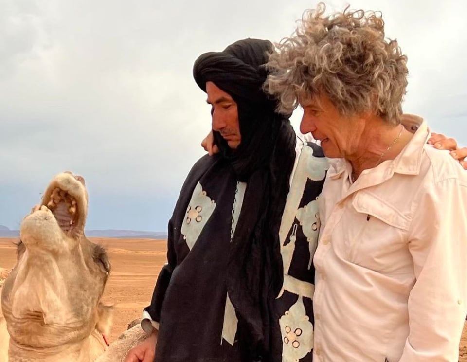 zwei Männer und ein Kamel in der Wüste (Nahaufnahme)