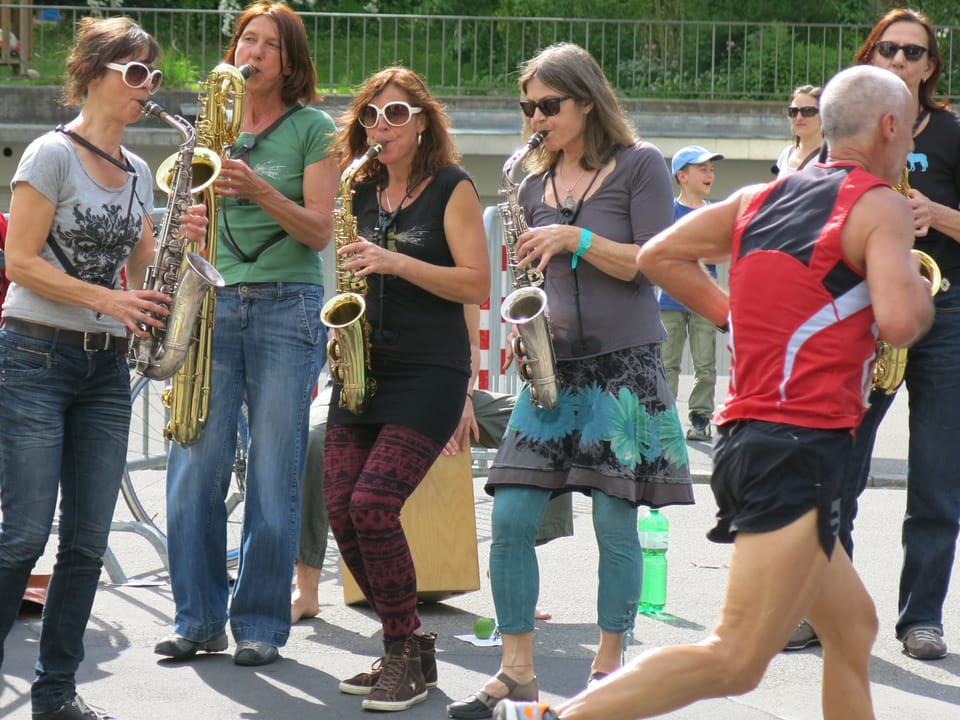 Eine Gruppe Frauen spielt Saxofon.