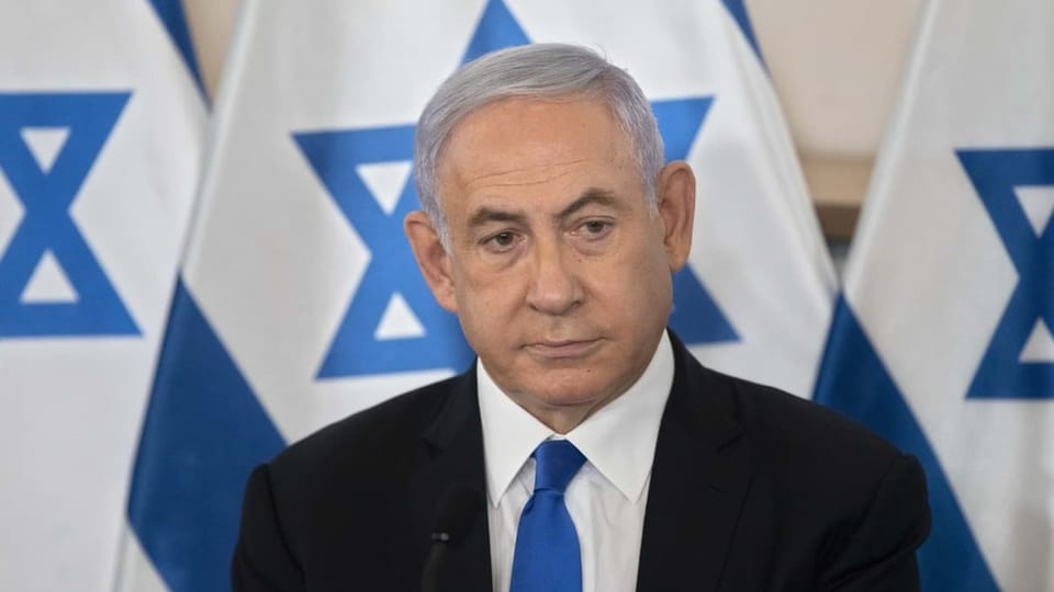 Benjamin Netanjahu vor israelischen Flaggen