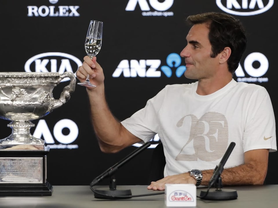 Roger Federer feiert seinen Sieg am Australian Open.