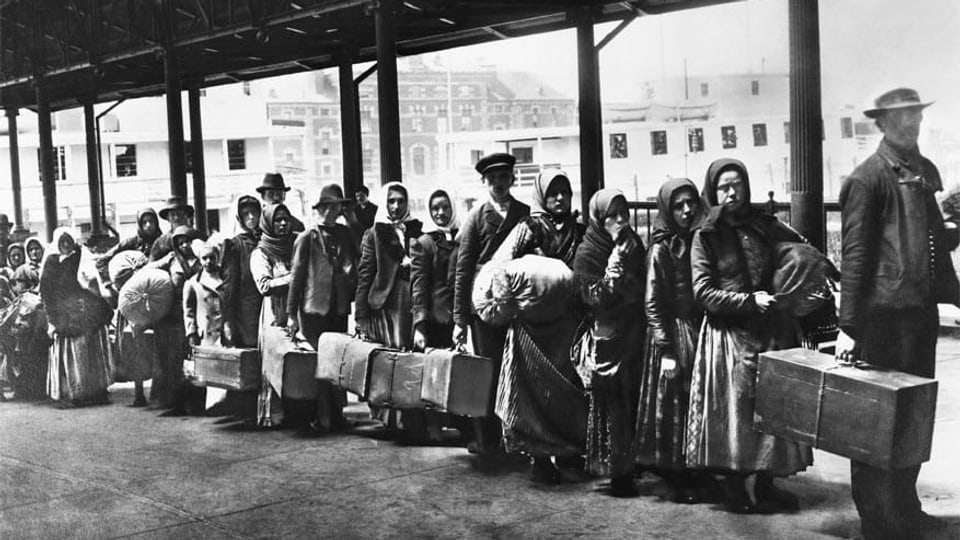 Einwanderer vor Ellis Island
