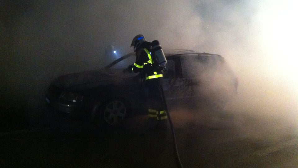 Feuerwehrleute aus Oftringen löschen brennendes Autos