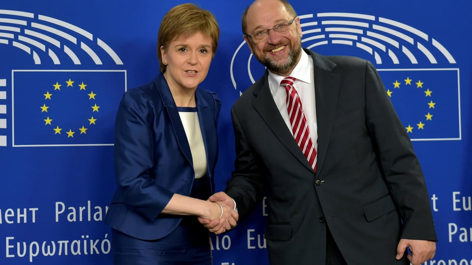 Die schottische Regierungschefin Nicola Sturgeon wird von Martin Schulz begrüsst