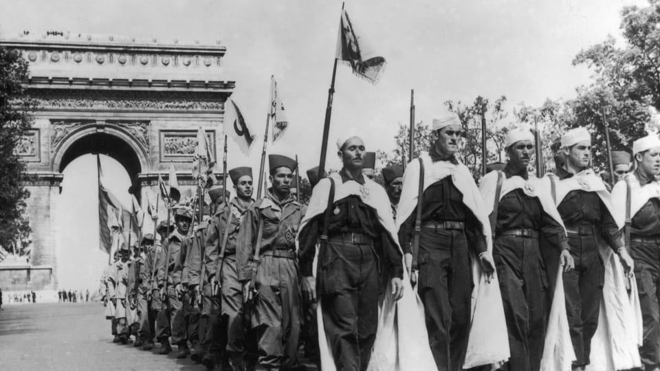 Harkis vor dem Arc de Triomphe im Jahr 1957