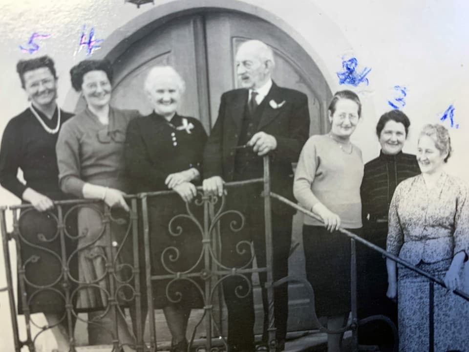 Familienfoto: Die Eltern stehen in der Mitte, neben ihnen die fünf erwachsenen Töchter. 