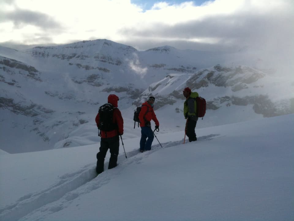 Die Schneewanderer am höchsten Punkt der heutigen Etappe: Die Rote Trotz Lücke auf 2805 Meter über Meer. 