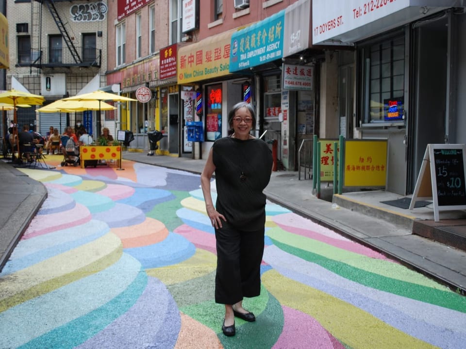 Frau steht auf bunt bemalten Boden in China Town in New York