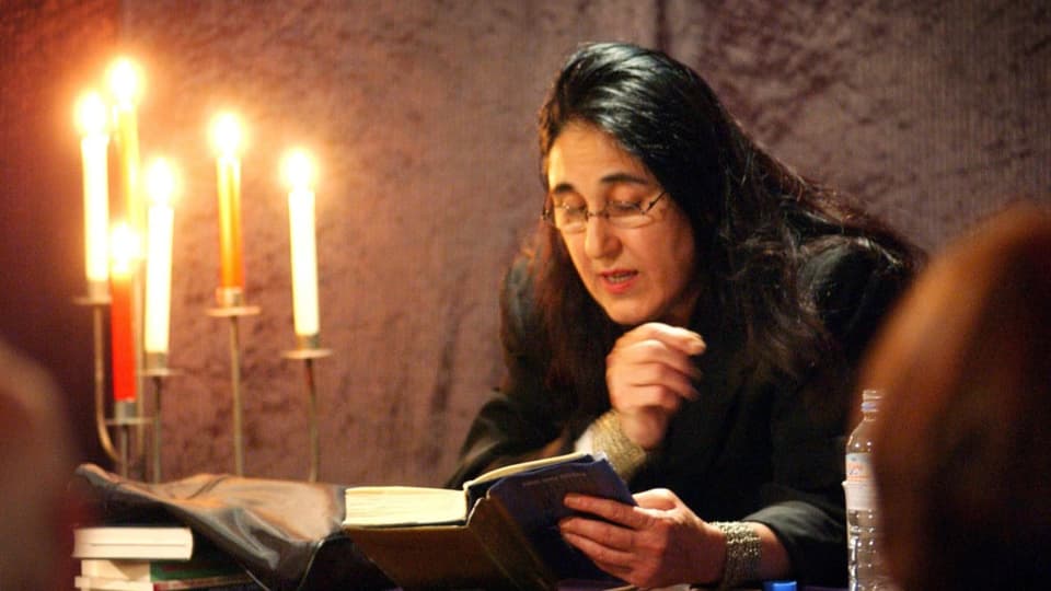 Schriftstellerin Emine Sevgi Özdamar liest im Kerzenschein