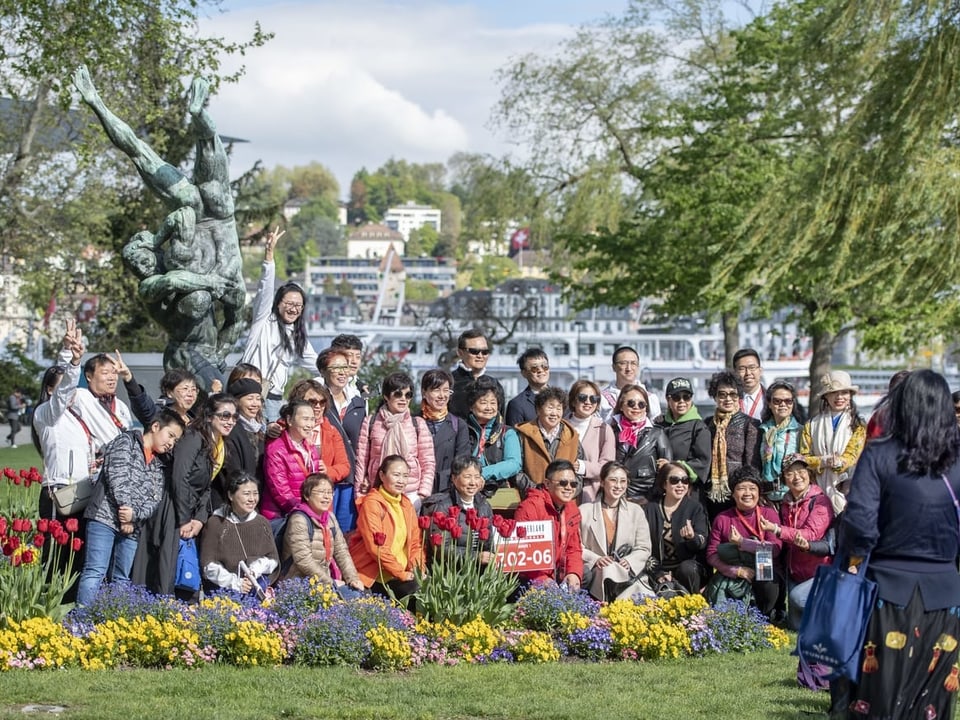 Eine Gruppe chinesischer Touristen posieren auf dem Luzerner Inseli für ein Foto.