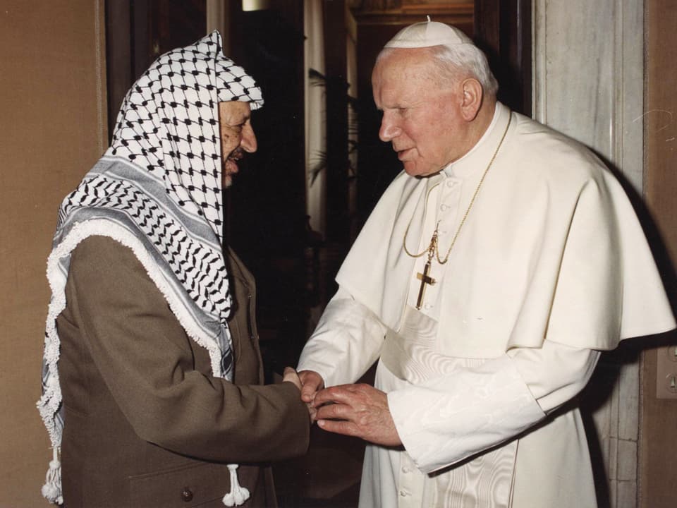 Arafat und Papst Johannes Paul II. geben sich die Hand