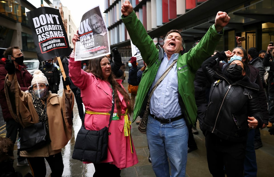 Unterstützer von Julian Assange freuen sich vor dem Gerichtsgebäude in London über den Entscheid.