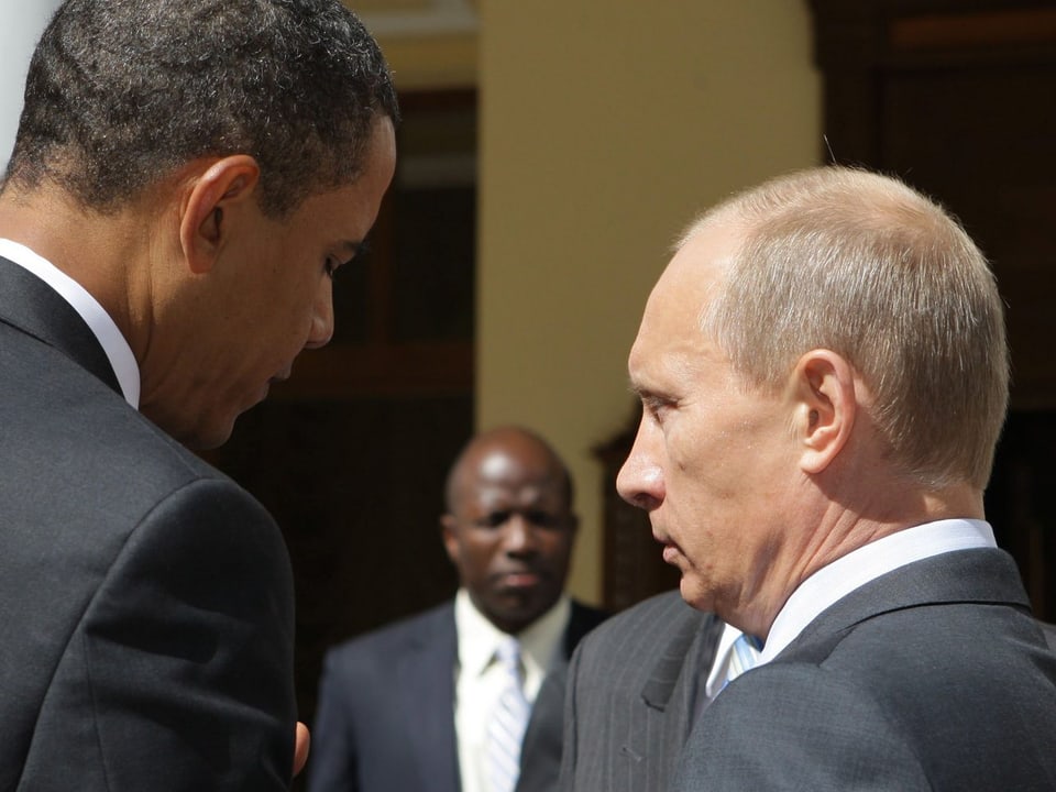 Von hinten: Links US-Präsident Obama, rechts Putin. Beide ernsthaft. 