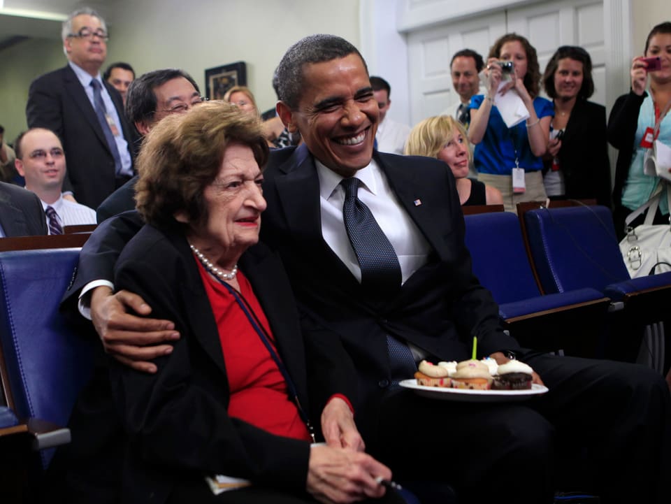 Präsident Obama überreicht Thomas Cupcakes zu ihrem 89. Geburtstag.
