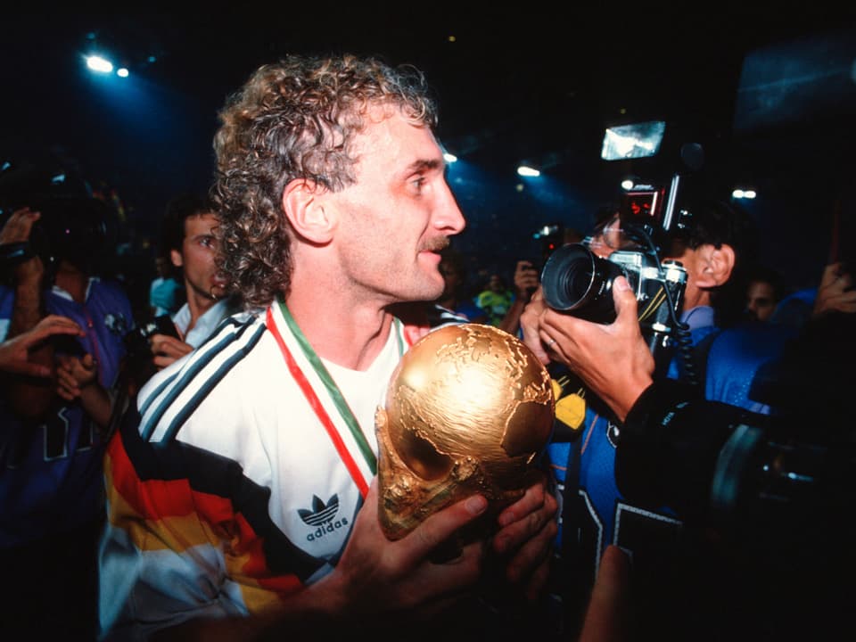 Rudi Völler mit dem WM-Pokal 1990