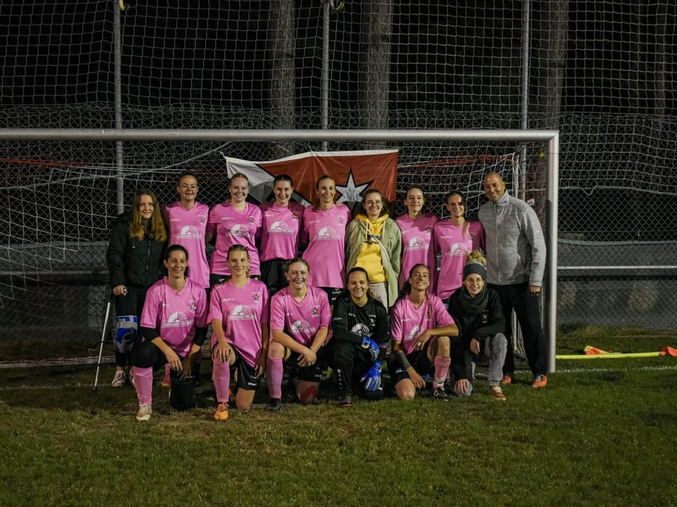Das Frauenteam des FC Randa posiert auf einem Gruppenbild.