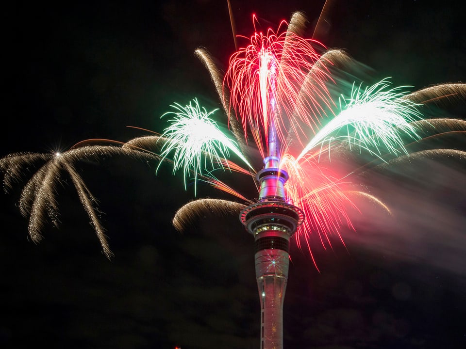 Feuerwerk über dem Sky Tower in Auckland, Neuseeland. (keystone)