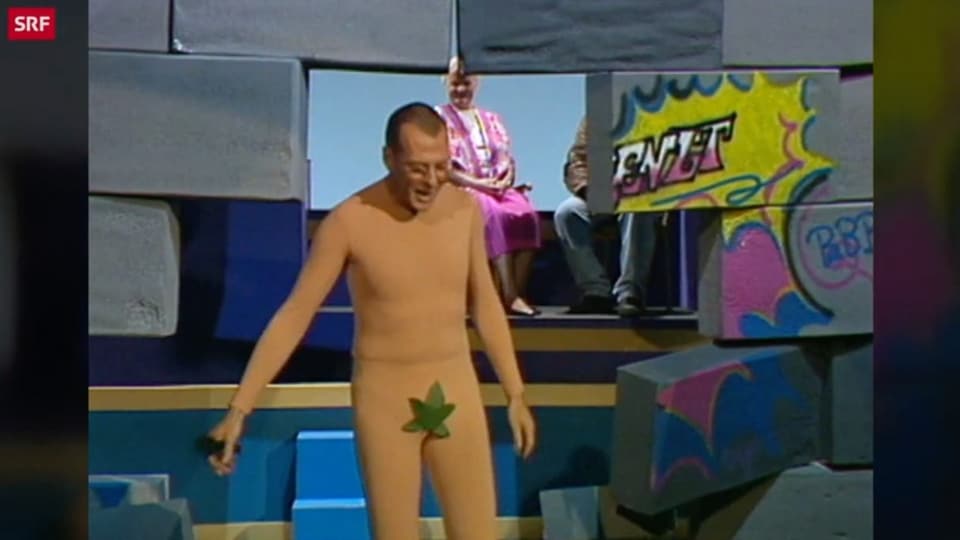 Person in einem «Nackt-Kostüm» betritt das Fernsehstudio