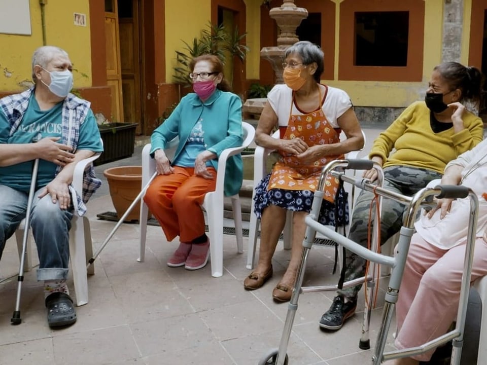 Die Frauen des «Casa Xochiquetzal» sitzen im Kreis.