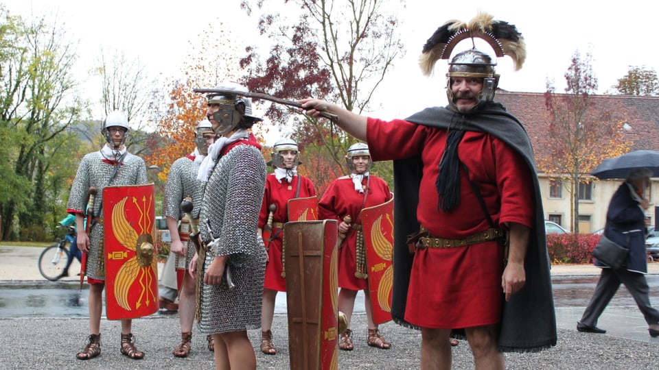 Mehrere Personen in alten historischen Kleidern aus der Römerzeit.