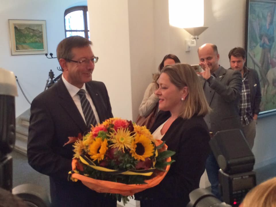 Regierungsratskollegin Heidi Z'graggen gratuliert ihrem noch Regierungsratskollegen Josef Dittli zum Wahlsieg. 