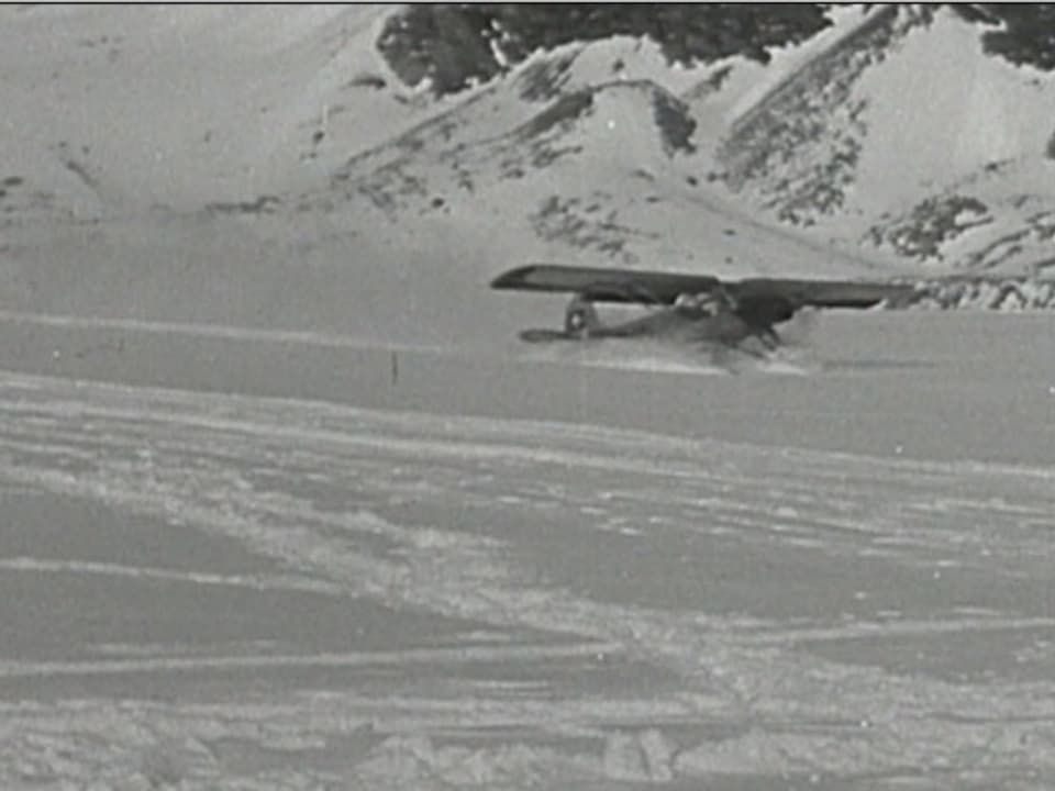 schwarzweiss: ein Militärflugzeug aus den Vierzigerjahren steht im Schnee