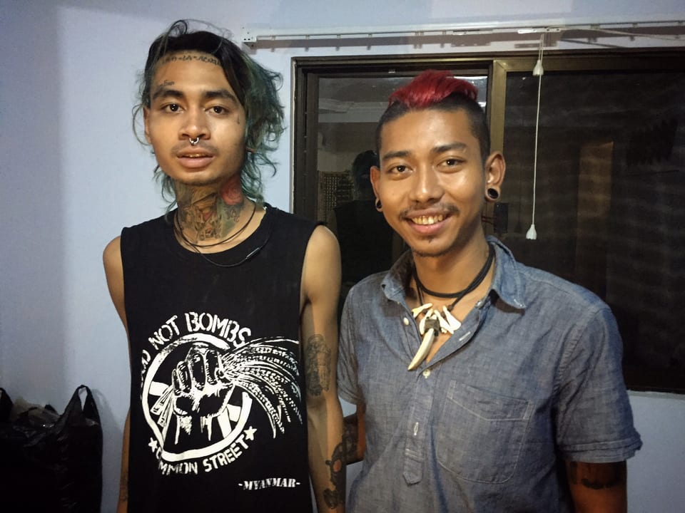 Zwei Mitglieder der burmesischen Punk-Band Rebel Riots. 