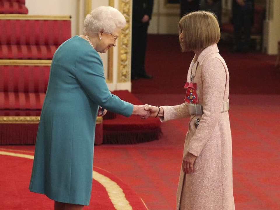 2017 wird Wintour von der Queen zur «Dame Commander» ernannt.