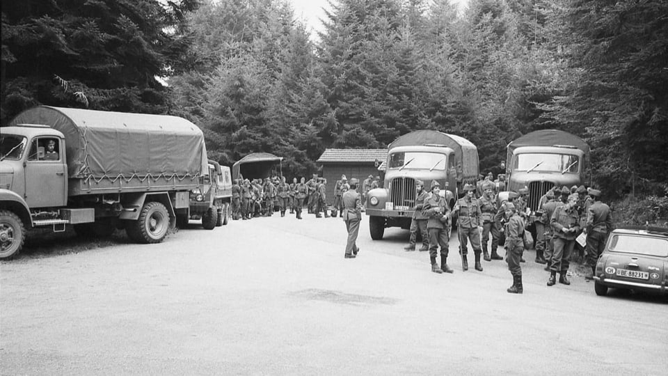 Mehrere Hundert Soldaten beteiligen sich im September 1977 an der Suchaktion ihres verschwundenen Kameraden. 
