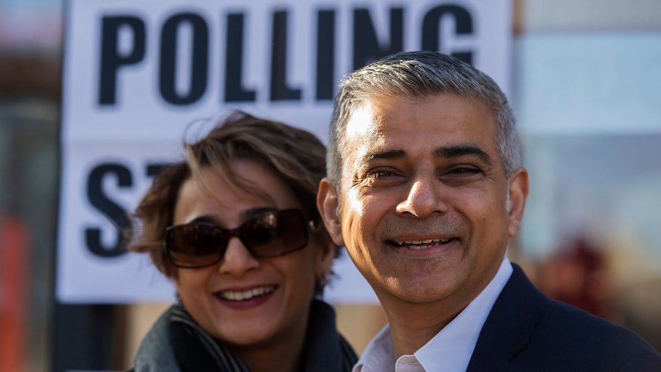 Londons neuer Bürgermeister Sadiq Khan mit Ehefrau Saadiya Khan vor dem Wahllokal.