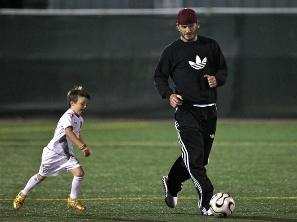 David Beckham mit Sohn Cruz am Fussball-Spielen