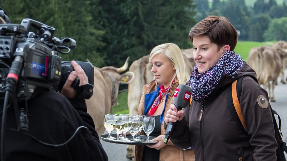 Moderatorin Fabienne Frei erwartet die Alpabfahrt der Buffs beim Restaurant Alpenblick. 